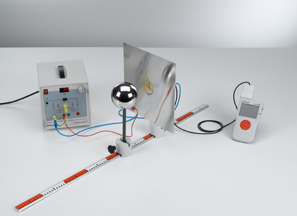 Pomiar natężenia pola elektrycznego naładowanej kuli przed płytką przewodzącą (ładunek obrazu) Pomiar natężenia pola elektrycznego naładowanej kuli przed płytką przewodzącą (ładunek obrazu)