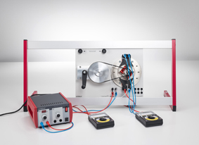 Generowanie napięcia przemiennego za pomocą generatora z elektromagnetycznym biegunem obrotowym (generator elektrowni)