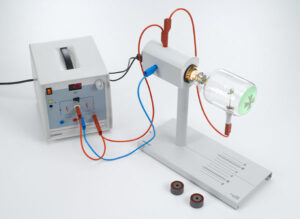 Demonstracja liniowej propagacji elektronów w przestrzeni wolnej od pola elektromagnetycznego