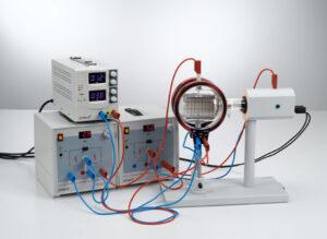 Montaż filtra prędkości (filtr Wiena) w celu określenia ładunku właściwego elektronów