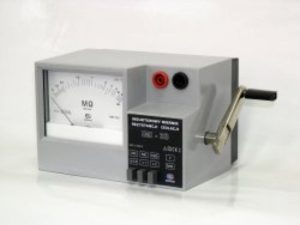 Induktorowy miernik rezystancji izolacji IMI-33 z futerałem