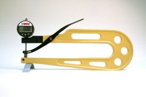 Grubościomierz elektroniczny DMD 830/1, 0-25/0,01 mm, głębokość 300 mm bez podstawki