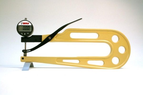 Grubościomierz elektroniczny DMD 830/1, 0-25/0,01 mm, głębokość 300 mm bez podstawki