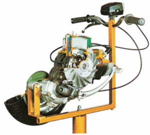 VB 7840 ?VESPA – PIAGGIO 2 UDAROWY SILNIK (na stojaku na kółkach) manualny