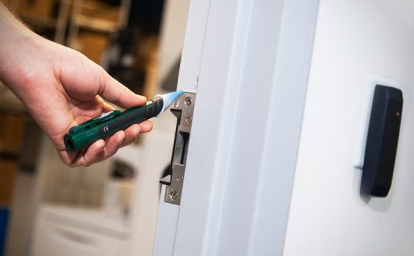 Bezkontaktowy detektor pola magnetycznego z wbudowaną latarką - Extech MD10 - obrazek 2