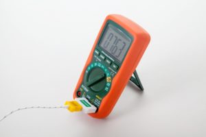 Kompaktowy multimetr z 12 funkcjami i bezkontaktowym detektorem napięcia - Extech MN47